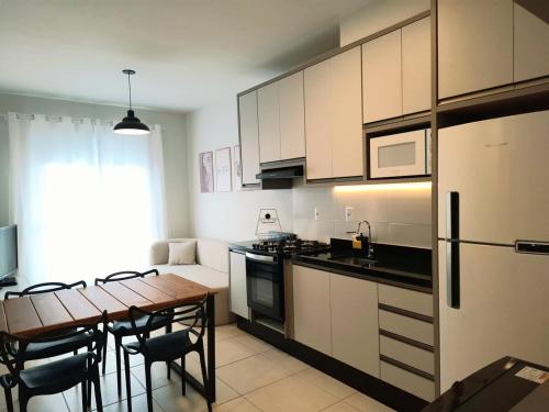 Apartamento novo, 2 quartos a 50 metros da praia