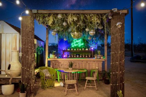 Sapphire Haven! Pool + Jacuzzi + Movie Theatre + 10 Min to Monument! in Joshua Tree, USA