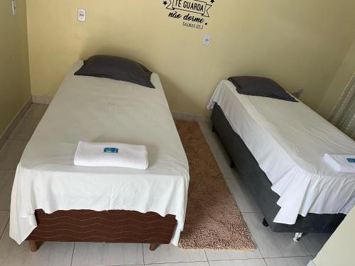2 twin beds