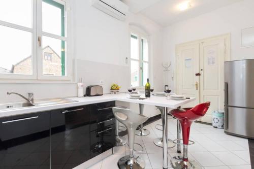 Apartment Central Old town with private indoor garage parking, Split