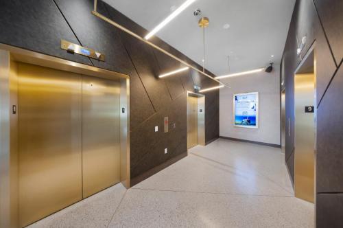 Upscale 3-BD Condo in DTW Miami - Tap to explore photos