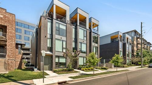 The Grove by AvantStay Stylish Group Stay with Private Bathrooms