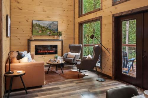 New Cozy Mountain Cabin Hot Tub Near Downtown in Gatlinburg, USA