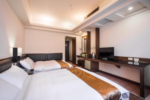 Deluxe Quadruple Room image 2