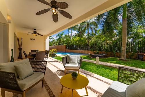 Spacious Apartment with Terrace, Pool and Beach Access, Puerto Aventuras