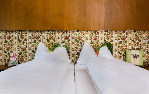1 queen bed, 1 twin bed