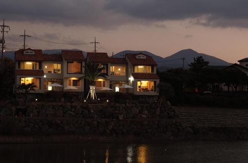 Jeju Lake Pension Set in a prime location of Jeju Island, Jeju Lake Pension puts everything the city has to offer just outside your doorstep. Both business travelers and tourists can enjoy the hotels facilities and se