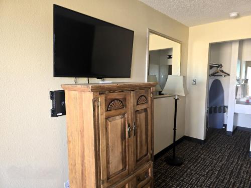 Econo Lodge Eagle Nest - image 12