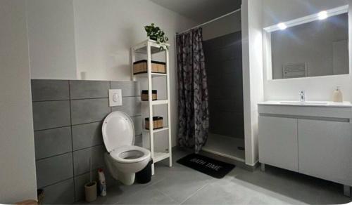 Charming Paris Apartment close to Orly Airport in เชอวิลลี ลาอุย