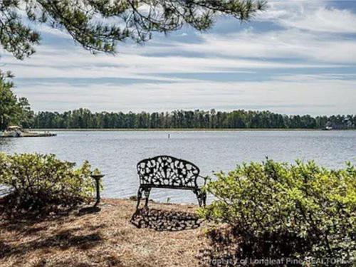 Modern 3br Lake front home in Spring Lake (NC)
