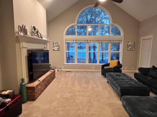 Modern 3br Lake front home in Spring Lake (NC)