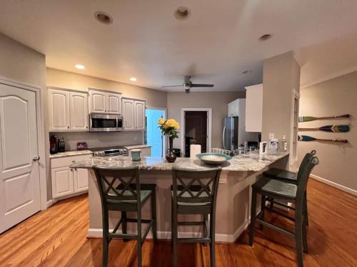Modern 3br Lake front home in Spring Lake (NC)