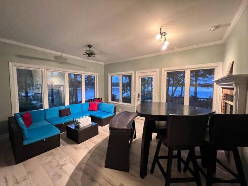 Modern 3br Lake front home in Spring Lake (NC)