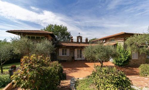 Grande appartamento in villa con piscina in Монсуммано Терме