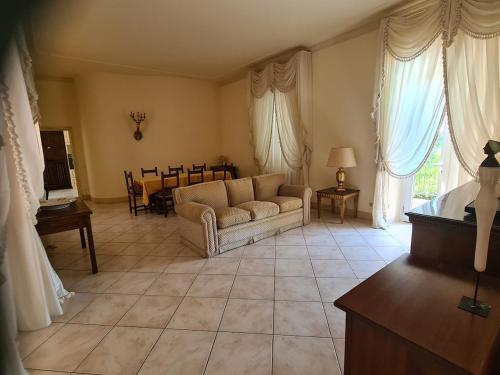 Grande appartamento in villa con piscina in Монсуммано Терме