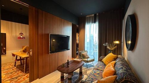 Stylish Mama Shelter 1BR Downtown Views Designer Touches, Dubai