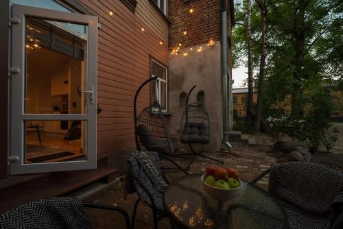 Cozy Terrace & Free Parking in the Heart of Riga in Észak-Riga