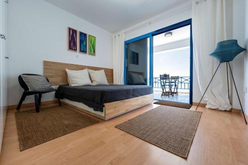 Beachfront Mediterranean Escape 3bd Sea View Apartment in 州長海灘