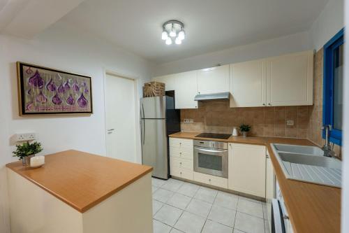 廚房, Beachfront Mediterranean Escape 3bd Sea View Apartment in 州長海灘