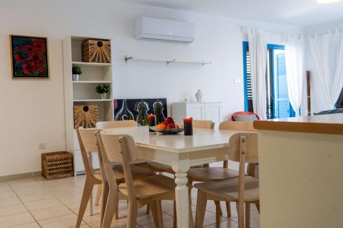 設施, Beachfront Mediterranean Escape 3bd Sea View Apartment in 州長海灘