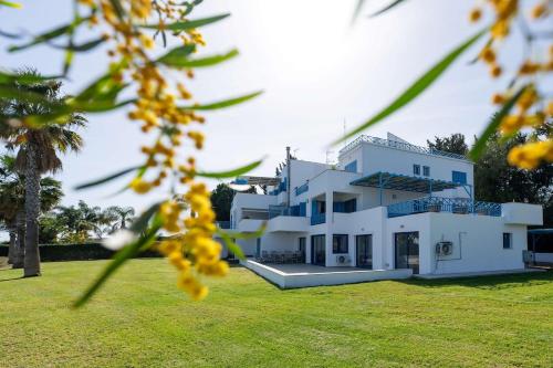 外部景觀, Beachfront Mediterranean Escape 3bd Sea View Apartment in 州長海灘