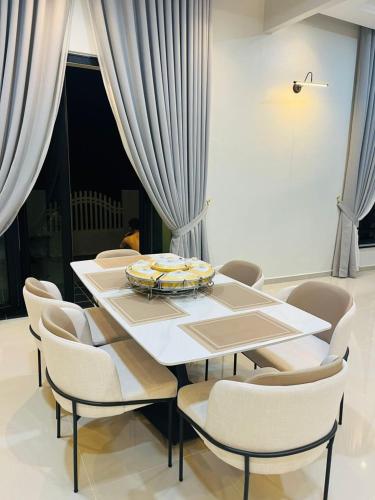 Husna White Homestay in Bukit Payong