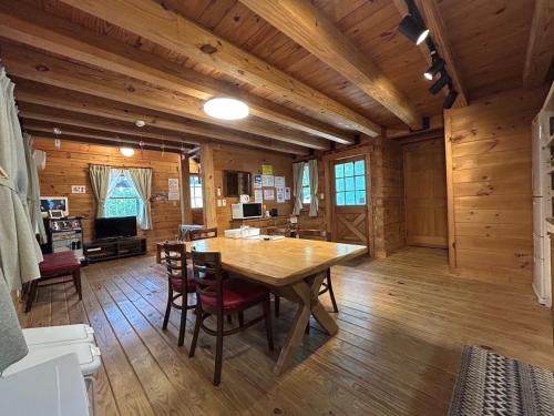 松川湖の目の前に佇む貸切ログハウス 1棟貸切 バーベキュー ペット相談可 長期滞在 カラオケ ファミーユ松川湖