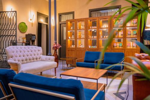 Casa Alhaja by Shiadu – Seville, KY