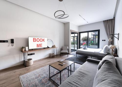 StayShort - JVC sleeps 4 with Private Balcony, Dubái
