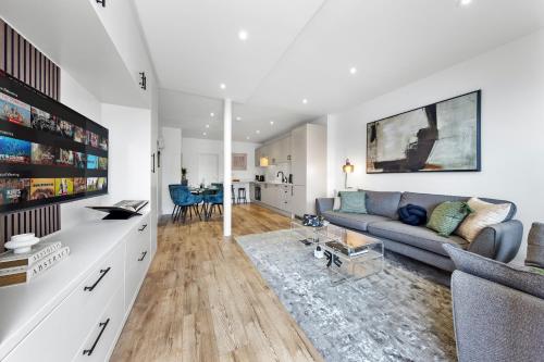 Contemporary 2BR – Free WIFI + Easy Rail Access - image 12