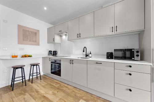 Contemporary 2BR – Free WIFI + Easy Rail Access - image 14