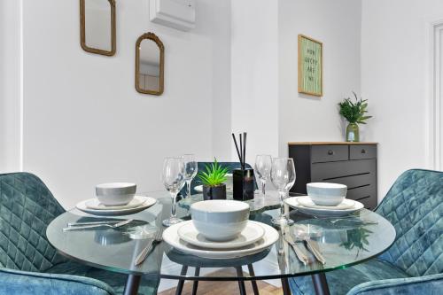 Contemporary 2BR – Free WIFI + Easy Rail Access - image 13