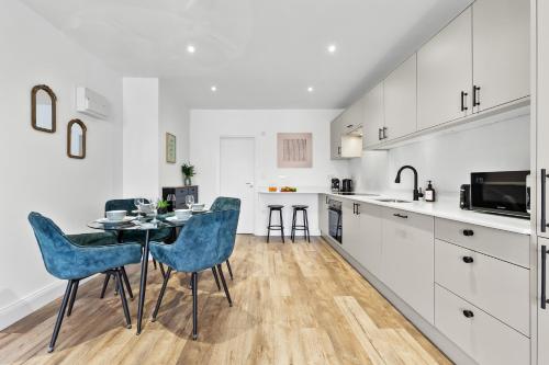 Contemporary 2BR – Free WIFI + Easy Rail Access - image 8