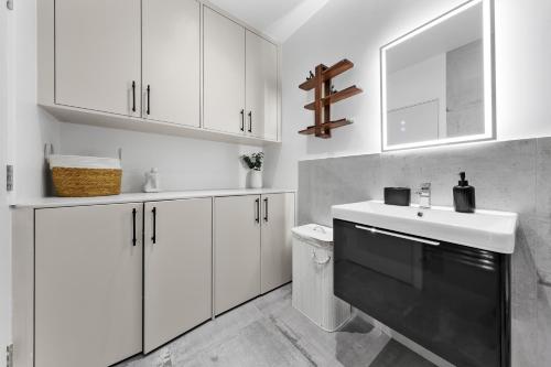 Contemporary 2BR – Free WIFI + Easy Rail Access - image 10