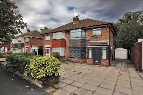 Spacious 3BR by Avalora Shortlets & Serviced Accommodations Queensway with big garden, Near train station gîte à louer Heald Green Railway Station