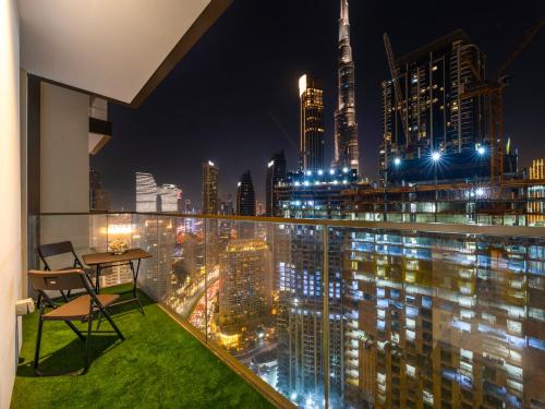 Luxury 1 Bedroom Apartment with partial Burj Khalifa View by Delujo Stays, Дубай