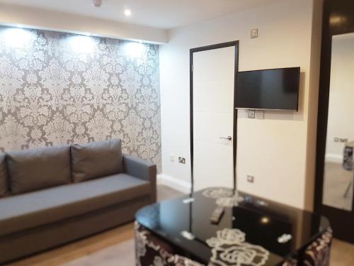 Imperial Court Suites - image 2