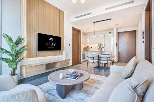 STAY BY LATINEM Luxury 2BR Holiday Home CB 1313 Near Burj Khalifa, Dubaï