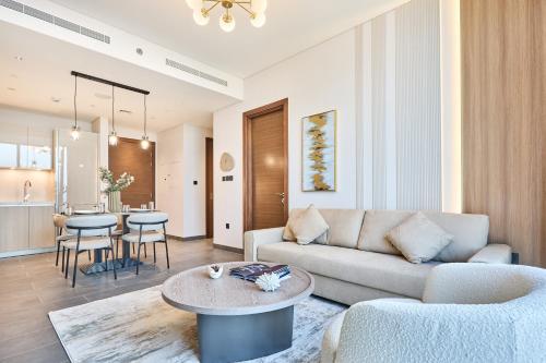 STAY BY LATINEM Luxury 2BR Holiday Home CB 1313 Near Burj Khalifa, Дубай (фото 4)