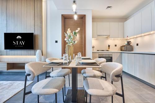 STAY BY LATINEM Luxury 2BR Holiday Home CB 1313 Near Burj Khalifa, Дубай (фото 5)