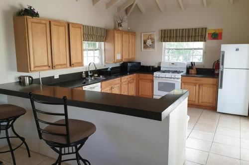 Villa - Sleeps 6 - Pool - Parking - Garden in Saint Mary