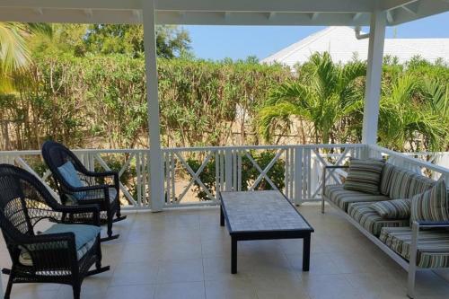 Villa - Sleeps 6 - Pool - Parking - Garden in Saint Mary