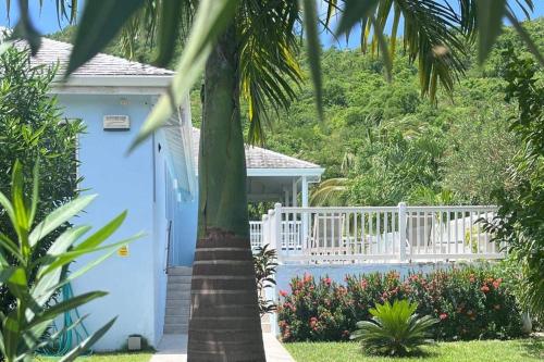 Villa - Sleeps 6 - Pool - Parking - Garden in Saint Mary