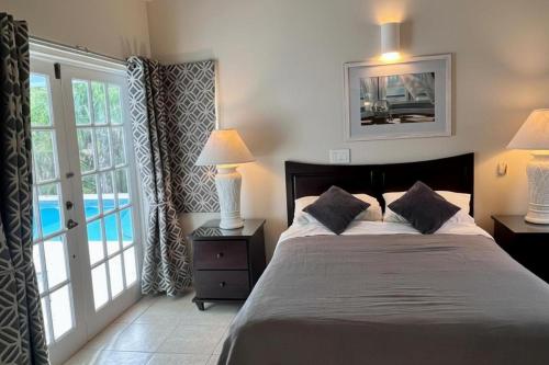 Villa - Sleeps 6 - Pool - Parking - Garden in Saint Mary