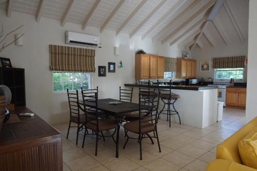 Villa - Sleeps 6 - Pool - Parking - Garden in Saint Mary