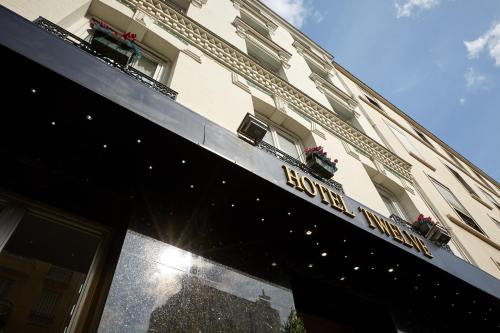 HOTEL TWELVE