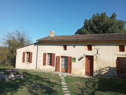 Chambre dans un gite de Chateau de l'Estang in Saint-Genes-de-Castillon