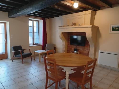 Chambre dans un gite de Chateau de l'Estang in Saint-Genes-de-Castillon