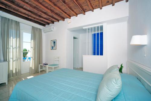 Double or Twin Room with Sea View image 3