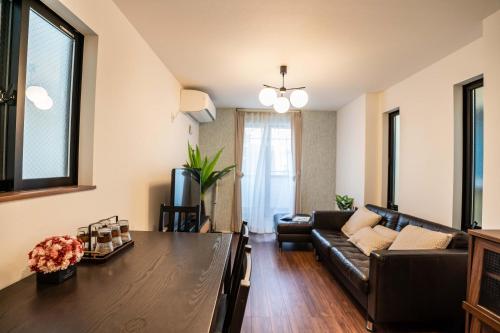 Newly built in 2025, direct access to Ikebukuro and Shinjuku near the metro rooftop terrace accommodates up to 6 guests, Tokio